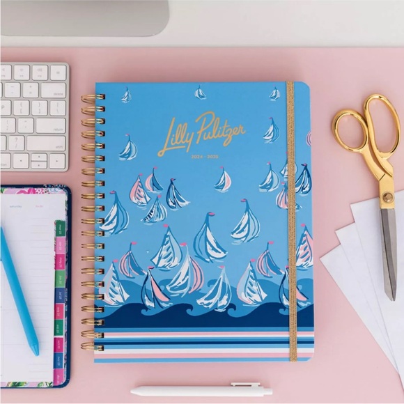 Lilly Pulitzer Daily Planner Dated August 2024 - December 2025 Weekly Agenda - Picture 9 of 11